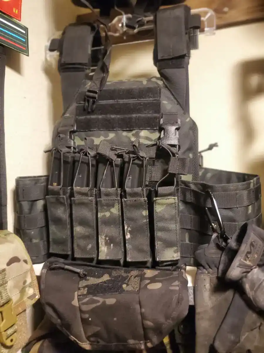 MC Black 8field Plate Carrier With Pouches