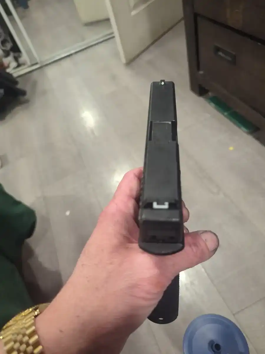 GHK GLOCK 17 WITH 2 CO2 MAGS AND 1 GAS MAG