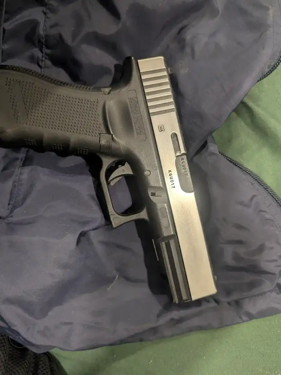 GHK GLOCK 17 WITH 2 CO2 MAGS AND 1 GAS MAG
